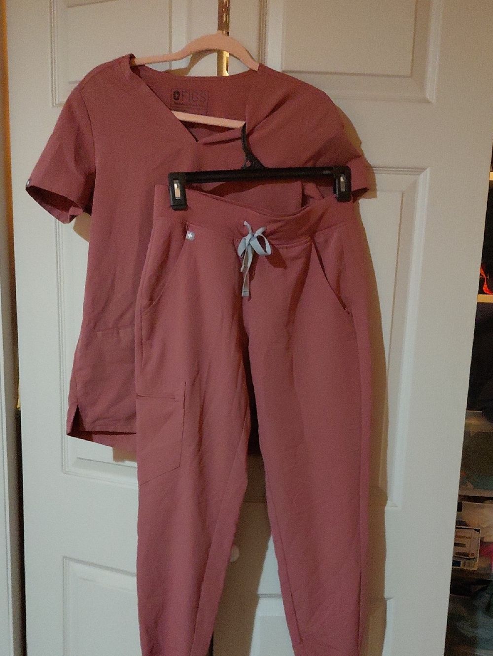 Figs Women's Mauve Jogger And Two Pocket Scrub  Set